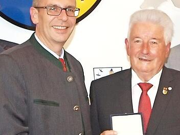Landrat Christian Meißner übergibt die Verdienstmedaille an Winfried Weinbeer (rechts). Foto: Thieret