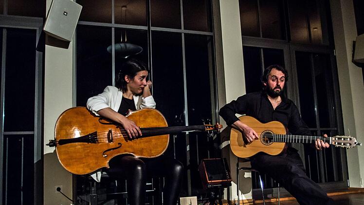 Das Duo Zaruk mit Iris Azquinezer und Rainer Seiferth begeisterte zahlreiche Zuhörer im Coburger Haus Contakt.Foto: Jochen Berger