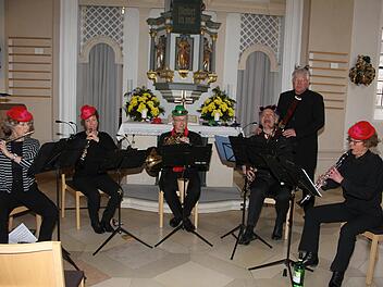 "Luftikuss und Liederlich" hatte das Bläserquintett mit Sänger Wolfgang Hansjakob (Gesang) sein "Faschingskonzert" in der Spitalkirche überschrieben.. Foto: Sonny Adam