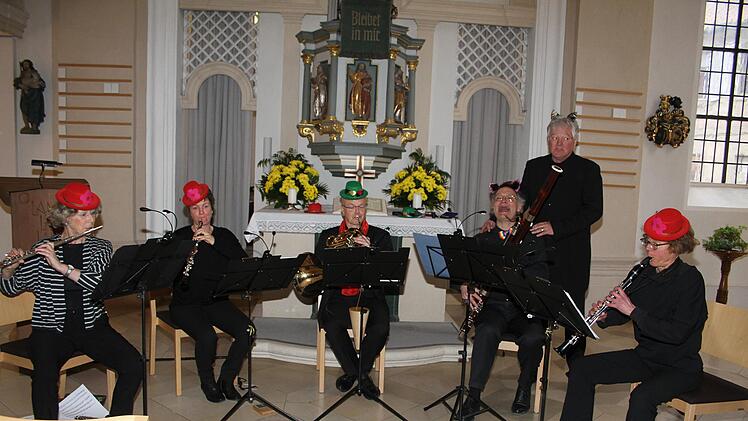 "Luftikuss und Liederlich" hatte das Bläserquintett mit Sänger Wolfgang Hansjakob (Gesang) sein "Faschingskonzert" in der Spitalkirche überschrieben.. Foto: Sonny Adam