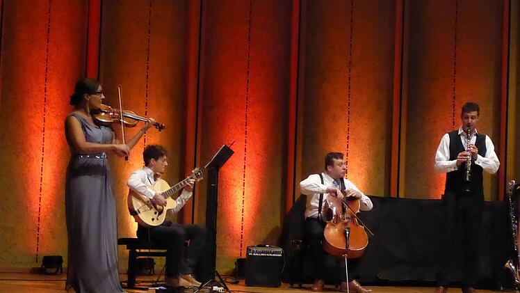 Passo avanti, das sind Doren Dinglinger, Lucas Campara Diniz, Eugen Bazijan und Bandleader Alexander von Hagke. Foto: Gerhild Ahnert