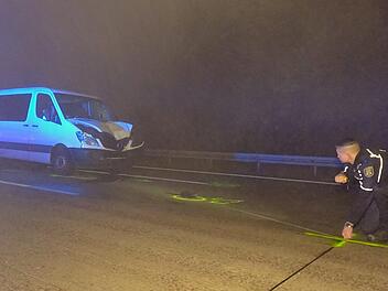 Hohe B&ouml;rde: Ein Polizist untersucht die Unfallstelle auf der Autobahn 2. Ein 20-J&auml;hriger ist bei dem Unfall bei Hohe B&ouml;rde (Landkreis B&ouml;rde) ums Leben gekommen. Der Mann habe die Fahrbahn am sp&auml;ten Abend des 17.11.2019 zu Fu&szlig; &uuml;berquert, teilte die Polizei mit. Der Fahrer eines Kleintransporters erfasste den Fu&szlig;g&auml;nger, der dadurch auf die linke Fahrspur geschleudert wurde. Dort sei er von zwei Autos &uuml;berrollt worden, hie&szlig; es. Foto: Strauss-News/dpa