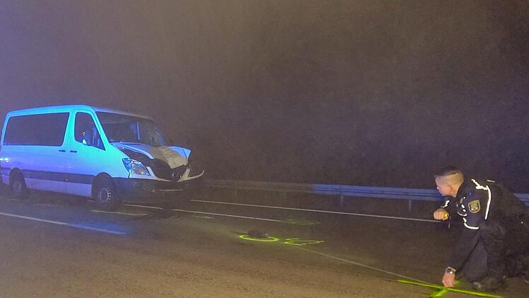 Hohe B&ouml;rde: Ein Polizist untersucht die Unfallstelle auf der Autobahn 2. Ein 20-J&auml;hriger ist bei dem Unfall bei Hohe B&ouml;rde (Landkreis B&ouml;rde) ums Leben gekommen. Der Mann habe die Fahrbahn am sp&auml;ten Abend des 17.11.2019 zu Fu&szlig; &uuml;berquert, teilte die Polizei mit. Der Fahrer eines Kleintransporters erfasste den Fu&szlig;g&auml;nger, der dadurch auf die linke Fahrspur geschleudert wurde. Dort sei er von zwei Autos &uuml;berrollt worden, hie&szlig; es. Foto: Strauss-News/dpa