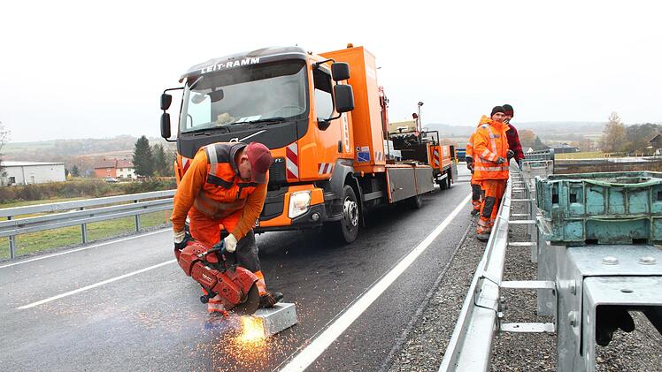 Auf der Umgehung Stadtsteinach laufen die Restarbeiten. Bald wird die Strecke für den Verkehr freigegeben. Foto: Jürgen Gärtner