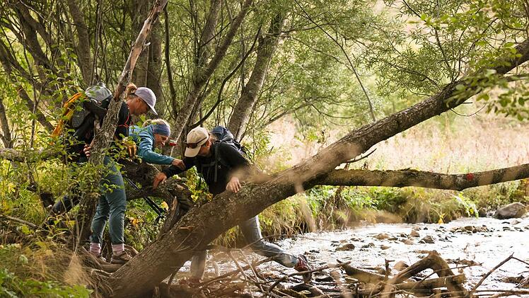 Gemeinsam unterwegs stellen sich die Bergfreundinnen mutig den Herausforderungen. In Nordmazedonien wird ihr Teamgeist bei einer Bachüberquerung auf die Probe gestellt.
