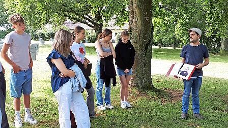 Konzentriert waren die Schüler bei der Friedhofsführung.