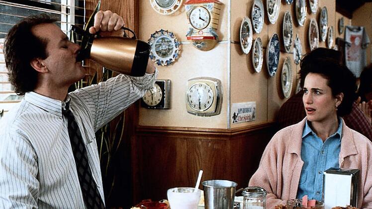 Nachdem Phil (Bill Murray) merkt, dass sein Handeln keine Konsequenzen mehr f&uuml;r ihn hat, l&auml;sst er sich zun&auml;chst gehen.