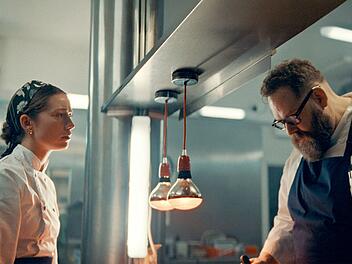 Koch J&oacute;nas (&Oacute;lafur Darri &Oacute;lafsson) und seine kulinarische Mitstreiterin J&uacute;l&iacute;a (Unnur Birna J&oacute;nsd&oacute;ttir Backman) wissen, wie viel vom ersten Eindruck der Testesser im Restaurant abh&auml;ngt.