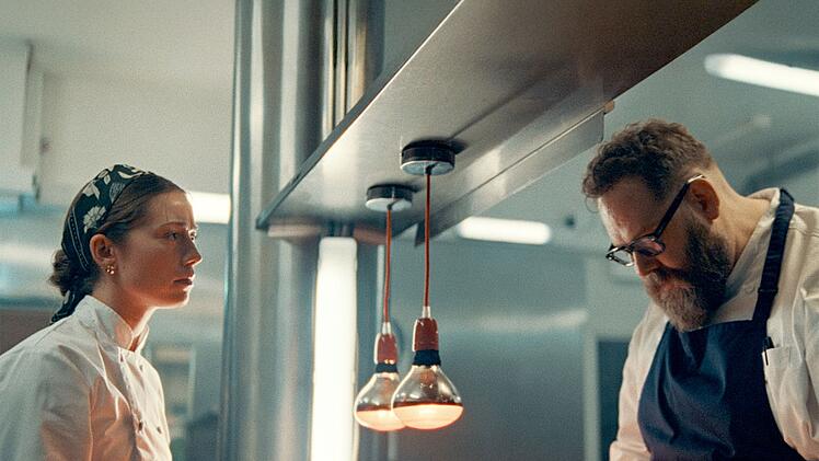 Koch J&oacute;nas (&Oacute;lafur Darri &Oacute;lafsson) und seine kulinarische Mitstreiterin J&uacute;l&iacute;a (Unnur Birna J&oacute;nsd&oacute;ttir Backman) wissen, wie viel vom ersten Eindruck der Testesser im Restaurant abh&auml;ngt.