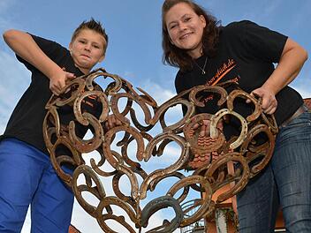 Katja Binz und Sohn Dominik mit dem dreidimensionalem Herz aus Hufeisen. Foto: Ronald Rinklef