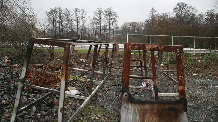 Die Skelette des Schießstandes sind die Überreste der Brandkatastrophe.