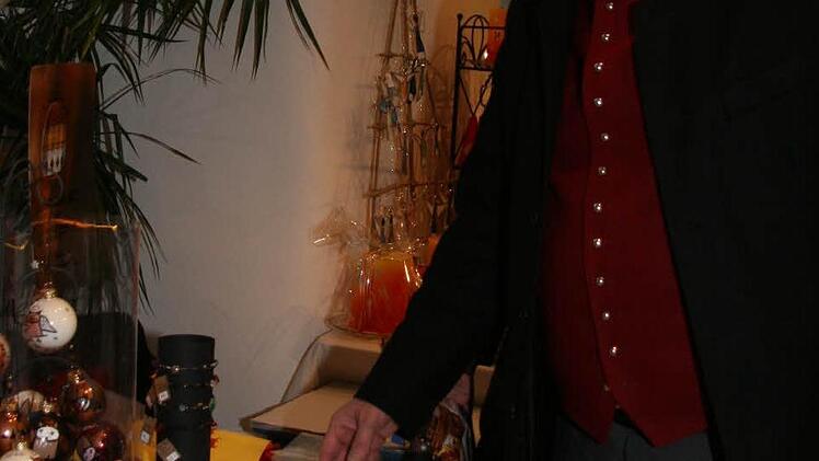 Weihnachtsgeschenke gibt es auf den Kulmbacher Märkten genug - auch Dekan Jürgen Zinck ist   fündig geworden.