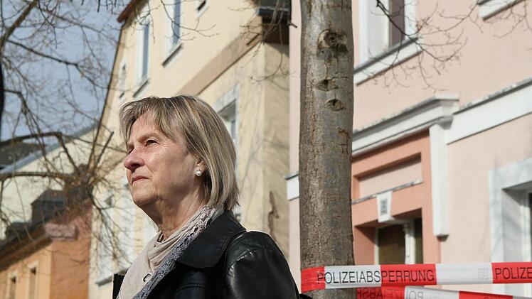Gudrun Rödel, die Betreuerin des als Mörder verurteilten Ulvi K., beobachtet in Lichtenberg die Suchaktion der Polizei. Rechts im Hintergrund: das Haus, das die Fahnder genau unter die Lupe nehmen. Foto: Jochen Nützel