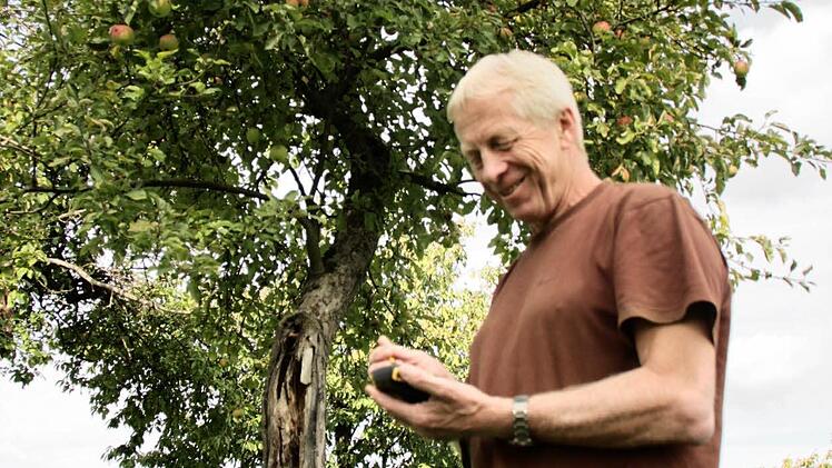 Dann zückt er einen kleinen Kasten. Nicht viel größer als ein modernes Mobil-Telefon.