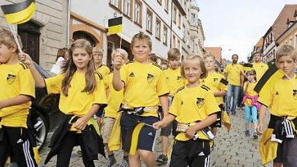 Viele sportbegeisterte junge Leute laufen mit.