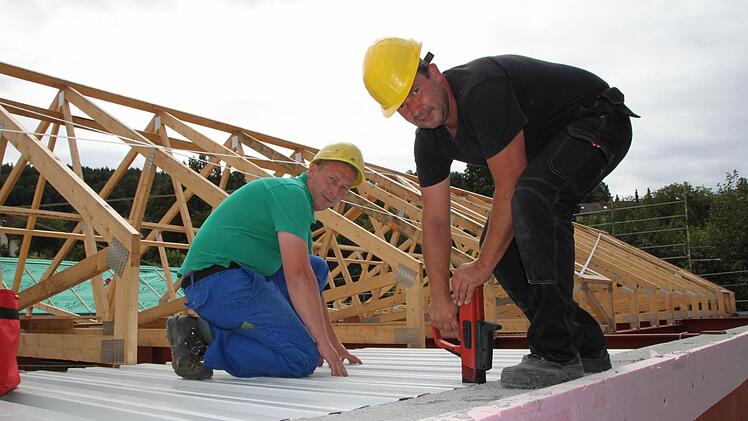 Sie befestigen Trapezbleche mit einer Art Tacker.
