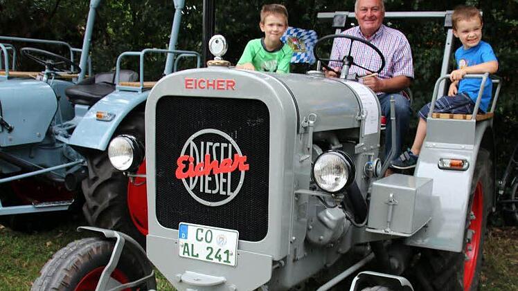 Diesen Eicher, Typ 25 II aus dem Jahr 1952, ließ der Rödentaler Franz Hierlwimmer von Thomas Billinger in Krumbach wieder herrichten. Auch Tizian (links) und Emilian Reg aus Witzmannsberg gefällt der alte Bulldog. Foto: Bettina Knauth