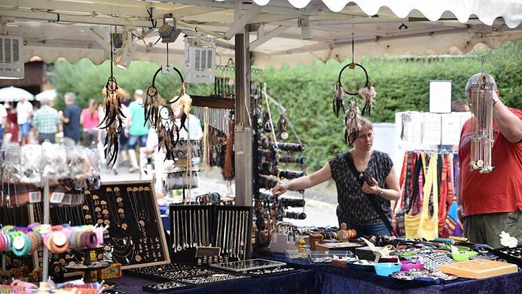 Schmuck und Kunstgegenstände bereicherten den Markt.  Fotos: Gerold Snater