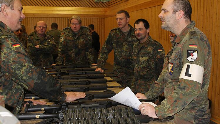 An verschiedenen Gewehrtypen übten die Reservisten in der Nordwaldhalle den Umgang mit Waffen.  Foto: Michael Wunder