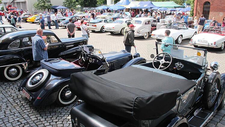 Beim Oldtimer-Treffen auf dem Mönchshof-Gelände waren automobile Kostbarkeiten aus längst vergangenen Zeiten zu sehen.