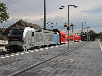 Die Regionalexpresszüge, die über die Neubaustrecke fahren, brauchen spezielle Lokomotiven, die mit dem ETCS-System ausgerüstet sind. Fünf solche Loks stehen der Bahn zur Verfügung - zwei davon fallen immer wieder aus. Foto: Simone Bastian