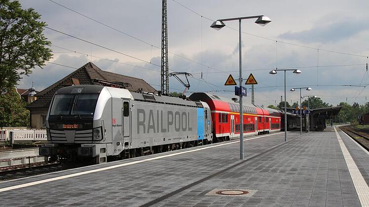 Die Regionalexpresszüge, die über die Neubaustrecke fahren, brauchen spezielle Lokomotiven, die mit dem ETCS-System ausgerüstet sind. Fünf solche Loks stehen der Bahn zur Verfügung - zwei davon fallen immer wieder aus. Foto: Simone Bastian