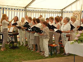 Der  Gesangverein Frohsinn unter seiner Dirigentin Albina Makiew gestaltete die Festgottesdienst mit. Foto: Manfred Mellenthin