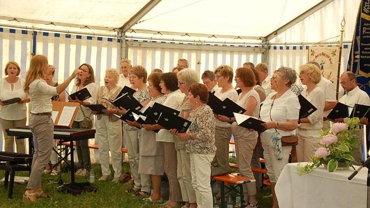 Der  Gesangverein Frohsinn unter seiner Dirigentin Albina Makiew gestaltete die Festgottesdienst mit. Foto: Manfred Mellenthin