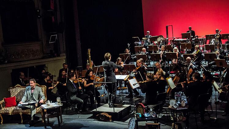 Klangvolle Erstaufführung: Als sinfonisches Märchen mit der Musik von Roland Fister zog "Alice im Wunderland" beim Kinderkonzert im Landestheater in Bann. Den Part des Sprechers übernahm Frederik Leberle.Foto: Jochen Berger