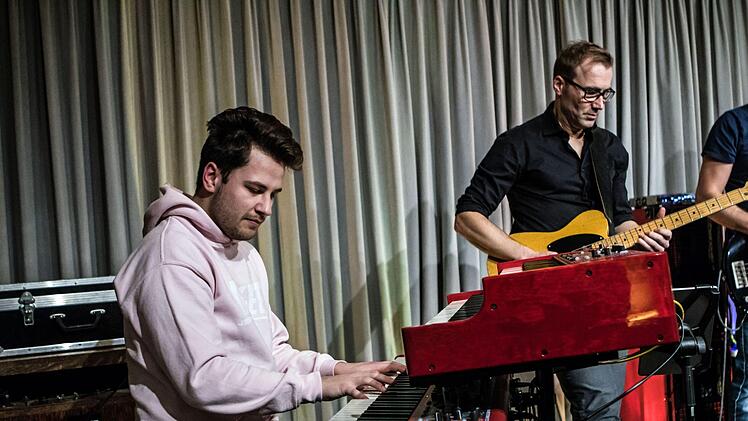 Simon Oslender und seine Band beeindruckten das Coburger Publikum bei "Leise am Markt".Foto: Jochen Berger