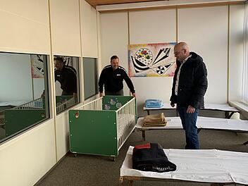 Stadt-Hausmeister Jörg Hofmann (links) und Bürgermeister Michael Kastl in einem Raum der Notunterkunft. Es stehen sogar Kinderbetten für die Flüchtlinge bereit. Foto: Thomas Malz