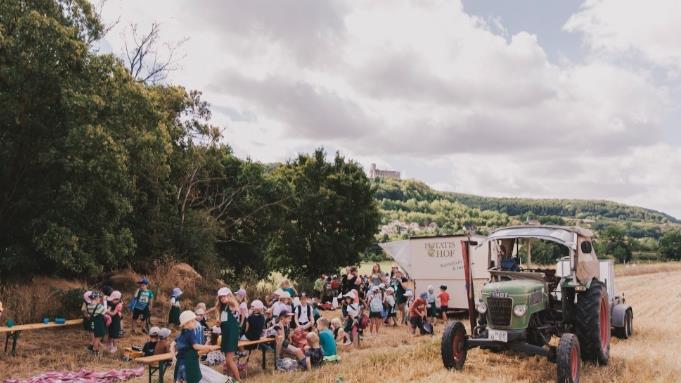 Um den heimischen Artenreichtum erlebbarer zu machen, wurde ein Insektenhotel auf der Musterstreuobstwiese bei Elfershausen aufgebaut.