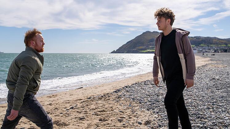 Cathrins Sohn Paul (Rafael Gareisen, rechts) hat genug davon, dass der Ex-Freund seiner Freundin Fiona diese nicht in Ruhe l&auml;sst und stalkt.