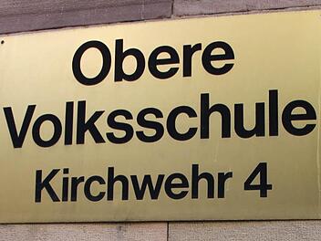 Wenn die Pläne der Regierung von Oberfranken in die Tat umgesetzt werden, braucht die Obere Volksschule in Kulmbach ein neues Türschild. Foto: Stephan Tiroch