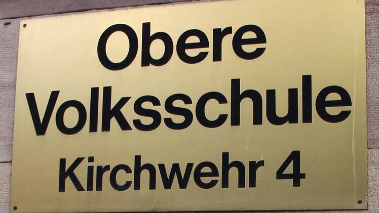 Wenn die Pläne der Regierung von Oberfranken in die Tat umgesetzt werden, braucht die Obere Volksschule in Kulmbach ein neues Türschild. Foto: Stephan Tiroch