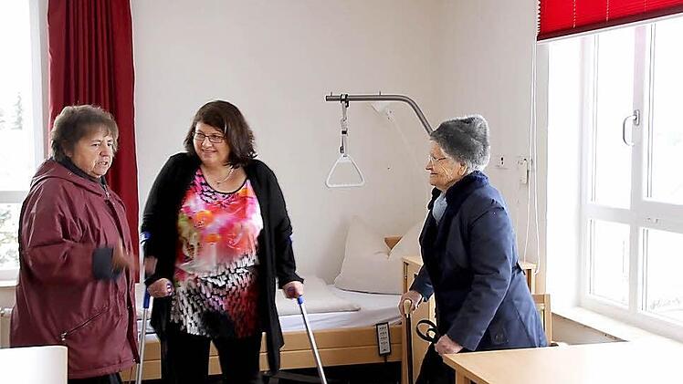 Pflegedienstleiterin Helga Noack (Mitte) führte Besucher durch die modernen Räume des neuen Anbaus. Fotos: Markus Reeh