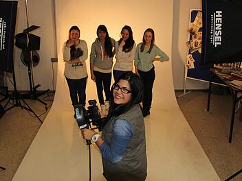 Duygu Sipati fotografiert (von links) Benita Bremm, Keshia Paxton, Lina Pinnau und Romina Ostwald beim Jobday. Fotos: Sabine Herteux