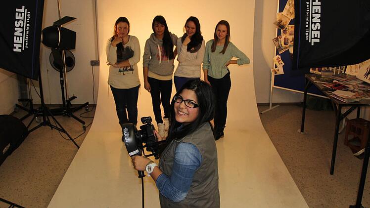 Duygu Sipati fotografiert (von links) Benita Bremm, Keshia Paxton, Lina Pinnau und Romina Ostwald beim Jobday. Fotos: Sabine Herteux