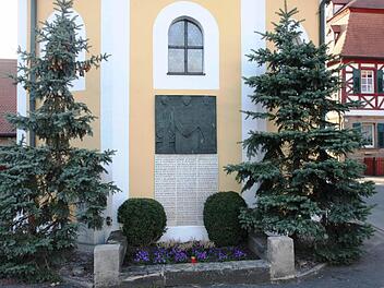 Das Kriegerdenkmal soll schon bald schöner werden. Foto: Galster