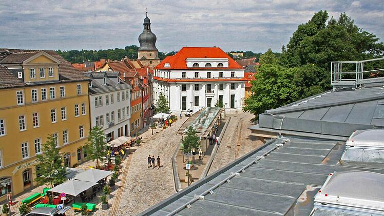 Urbaner Ort: der Coburger Theaterplatz, vom Dach des Landestheaters aus gesehen. Vor der Umgestaltung gab es reichlich kontrovers geführte Diskussionen. Foto: Jochen Berger