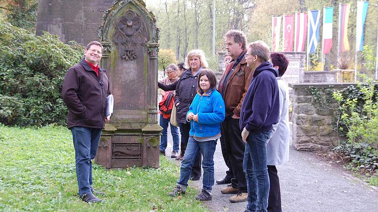 Mitglieder des Literaturvereins bei einer Führung über den Alten Friedhof mit Erich Olbrich (links).