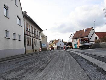 Die Straßendecke der Ortsdurchfahrt von Melkendorf in bereits auf ganzer Länge abgefräst. Fotos: Stephanie Pitroff