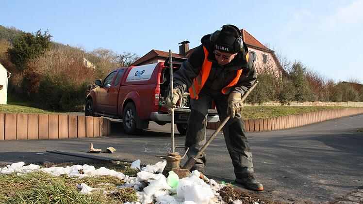 Reiner Schmidt untersucht den Untergrund an der KG 4. Foto: Ralf Ruppert