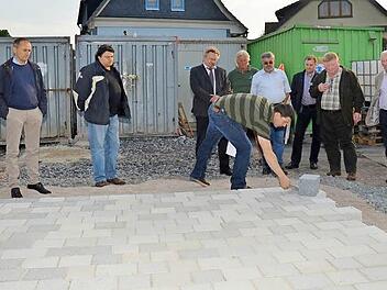 Am Marktplatz in Rothenkirchen informierte Bauamtsleiter Andreas Schorn (vorne) über die Beschaffenheit des neuen Pflasters.  Foto: Karl-Heinz Hofmann