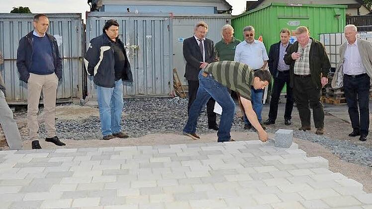 Am Marktplatz in Rothenkirchen informierte Bauamtsleiter Andreas Schorn (vorne) über die Beschaffenheit des neuen Pflasters.  Foto: Karl-Heinz Hofmann