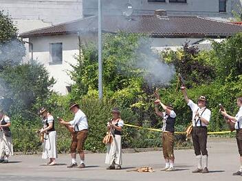 Die Böllerschützen beim Anschießen des Festzuges.  Foto: Ulli Raab