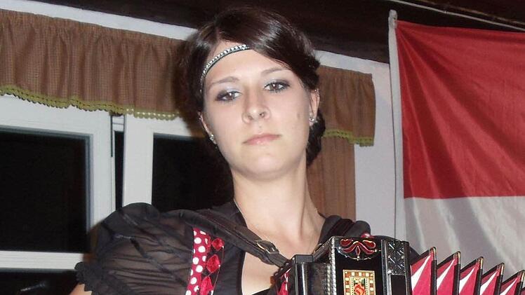 Voll konzentriert: Verena Rädlein mit der Steirischen.