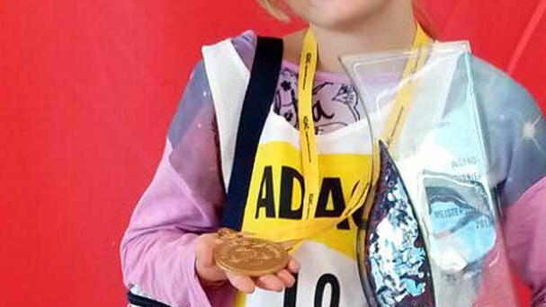 Im mittelfränkischen Heilsbronn qualifizierte sich die Neunjährige für die Teilnahme am Bundesturnier in Dresden. Stolz präsentiert sich die Siegerin mit Plakette und Trophäe. Foto: Udo Sell
