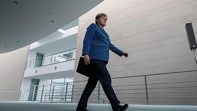 Merkel hat ihre Entscheidung &uuml;ber eine weitere Kanzlerkandidatur bei der Bundestagswahl 2017 bislang offen gelassen. Viele CDU-Politiker sprechen sich f&uuml;r Merkel aus. Foto: Michael Kappeler/dpa