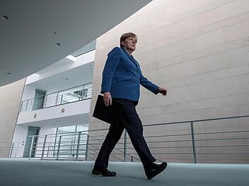 Merkel hat ihre Entscheidung &uuml;ber eine weitere Kanzlerkandidatur bei der Bundestagswahl 2017 bislang offen gelassen. Viele CDU-Politiker sprechen sich f&uuml;r Merkel aus. Foto: Michael Kappeler/dpa